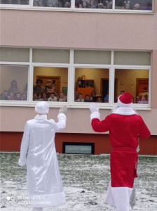 Vilniaus darželio-mokyklos "Vaivorykštė" ugdytinius sveikino Kalėdų senelis ir Snieguolė!