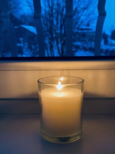 2021 m. sausio 13-osios rytą darželio-mokyklos „Vaivorykštė“ bendruomenė minėjo Laisvės gynėjų dieną