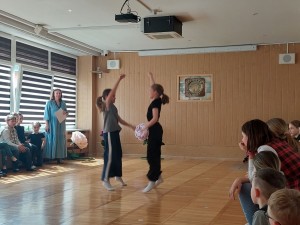 Tarptautinė šokių diena. "Šokiai. Mūsų pasiekimai". Dalyviai 1A ir 4B klasės.